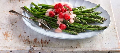 Asperges Grillées et Vinaigrette Crémeuse aux Framboises et à la Moutarde de Dijon