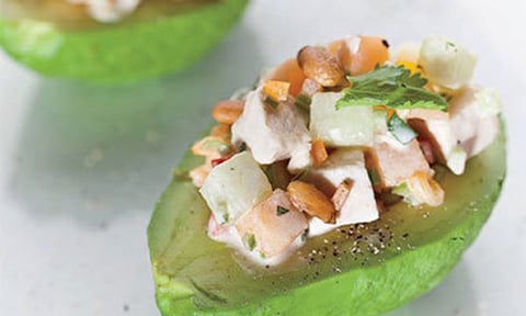 AVOCAT FARCI AU POULET, AU CANTALOUP ET AUX NOIX DE PIN