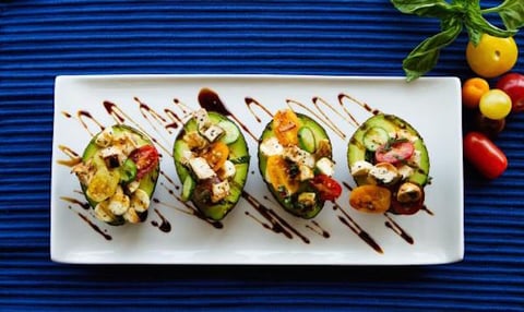 Avocats Farcis de Salade Caprese au Poulet