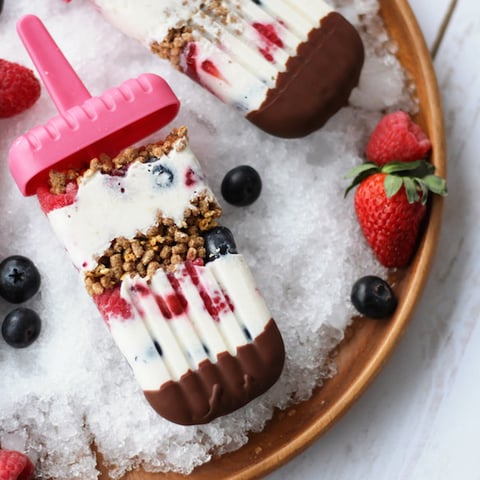 Bâtonnets Glacés à la Tarte à la Crème aux Bananes avec des Petits Fruits et un Enrobage au Chocolat