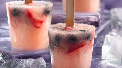 Bâtonnets Glacés aux Baies et à la Sangria Blanche