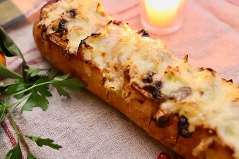 Baguette Festive Gratinée aux Poireaux et Canneberges