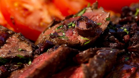 BAVETTE GRILLÉE ET SAUCE MARCHAND DE VIN