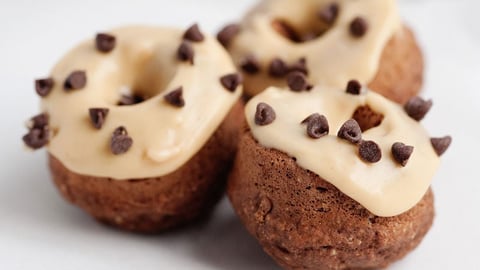 Beignes au Chocolat avec Glaçage au Beurre D’arachide