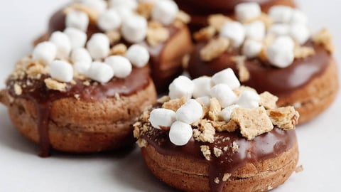 Beignes S’mores Cuits au Four et Glacés au Chocolat