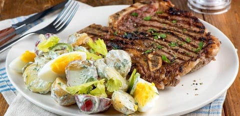 Bifteck D’aloyau et Salade de Pommes de Terre Estivale