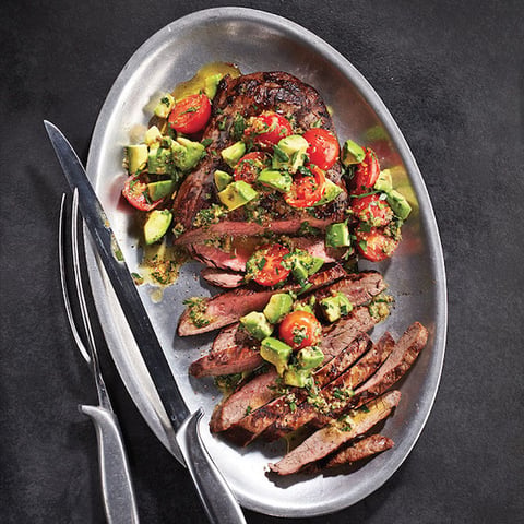 Bifteck de Flanc sur le Barbecue et Salsa Tomates et Avocats