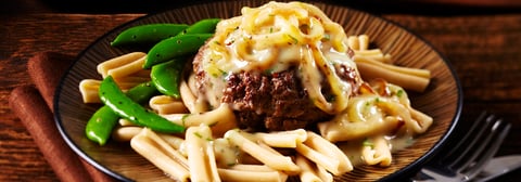 Bifteck Haché avec de la Sauce aux Oignons Caramélisés
