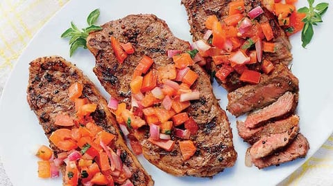 Biftecks au Poivre et Salsa de Tomates Grillées