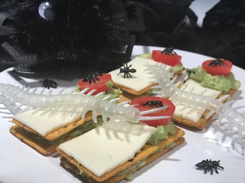 Biscottes à la Guacamole, Fromage et Araignées Pour L'halloween