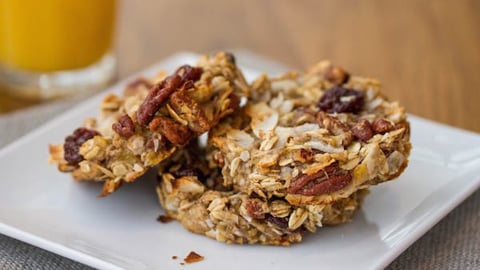 Biscuits à Déjeuner sans Gluten aux Bananes, à la Noix de Coco et aux Cerises Déshydratées
