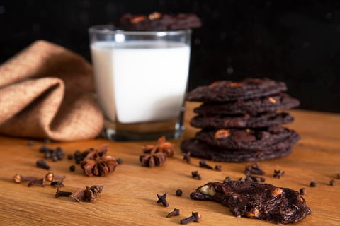 Biscuits au Chocolat Épicé, Caramel au Beurre et Pacanes