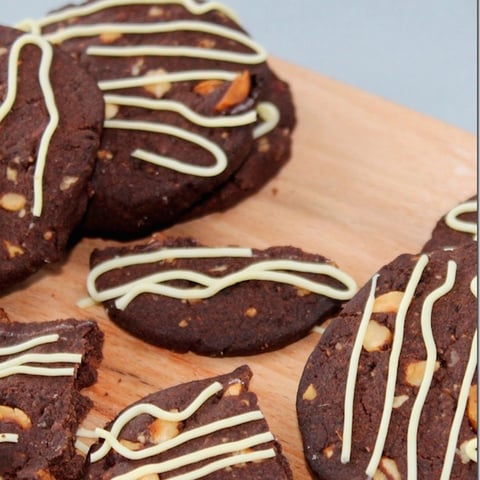 BISCUITS AU CHOCOLAT ET AUX NOISETTES