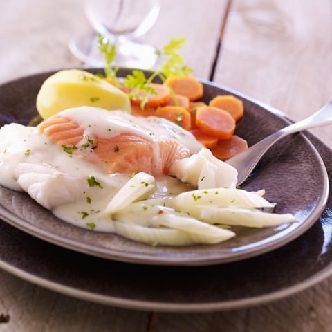 BLANQUETTE DE POISSON CITRONNÉE ET NAPPÉE DE SAUCE BLANCHE