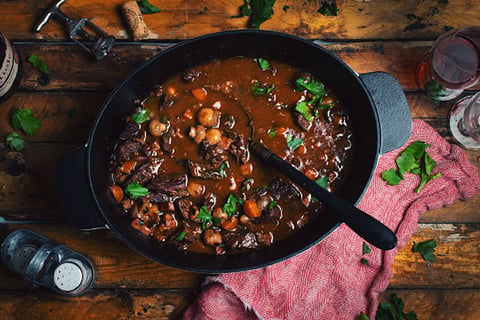 BŒUF BOURGUIGNON À LA BAVETTE