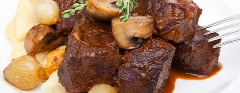 BŒUF BRAISÉ AU MADÈRE, GARNITURES À LA BOURGUIGNONNE ET PURÉE DE POMMES DE TERRE À L’AIL CONFIT