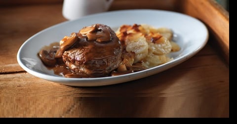 BŒUF CHASSEUR AVEC POMMES DE TERRE DAUPHINOISES