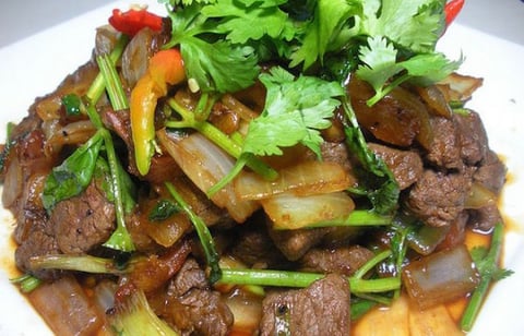 Boeuf Épicé Sauté aux Oignons à la Façon Taïwanaise