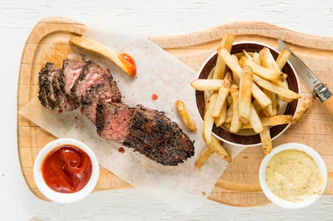 BOEUF MARINÉ AU THÉ NOIR, AU THYM ET À LA MOUTARDE