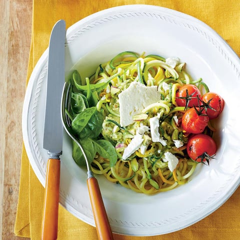 Bol de Nouilles de Courgettes et Pesto Avocat, Coriandre et Pistaches