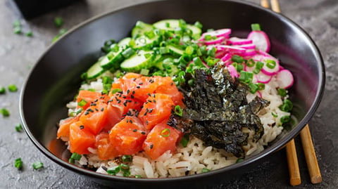 Bol de poké au saumon mariné