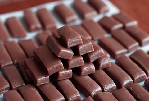 Bonbons Mous au Caramel au Beurre Salé et Chocolat Noir