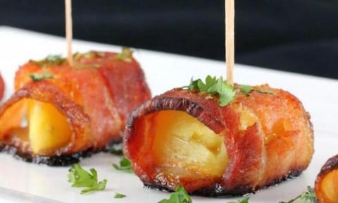 BOUCHÉES D'ANANAS ENROBÉES DE BACON ET GLACÉES À LA SAUCE PIQUANTE
