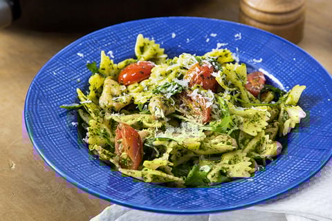 Boucles au Poulet à L'ail Pesto de Roquette et Parmesan