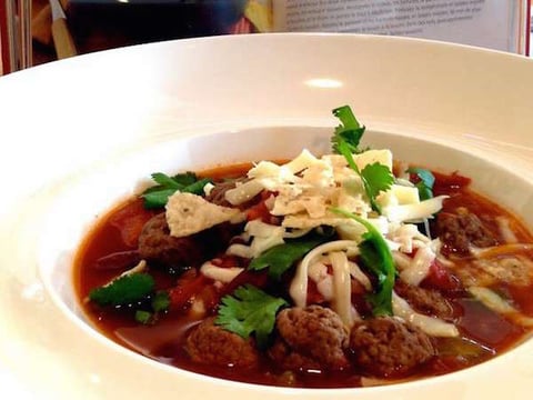 Bouillon de Boeuf au Piment Tortillas et Fromage