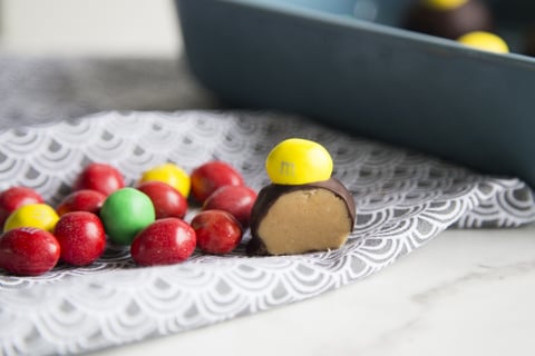 BOULES DE CHOCOLAT AU BEURRE D’ARACHIDE ET M&M’S