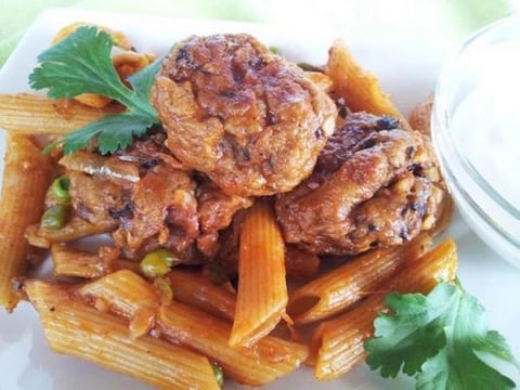 Boulettes de Seitan aux Champignons, Sauce Tomate et Nouilles