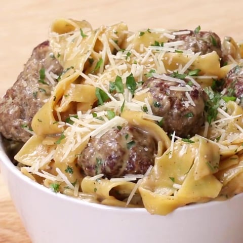 Boulettes de Viande Suédoises Fait de Bœuf et Porc et d'une Sauce Crémeuse