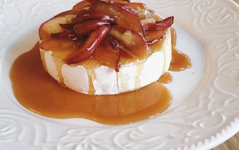 BRIE D’ICI FONDANT AUX POMMES CARAMÉLISÉES À L’ÉRABLE