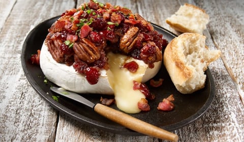 Brie Fondant aux Canneberges, Bacon et Pacanes
