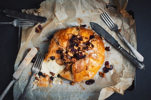 Brie Fondant en Croûte avec Poires Caramélisées à la Bière