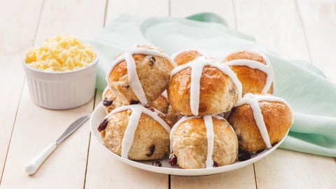 Brioches du Vendredi Saint au Blé Entier à la Cardamome