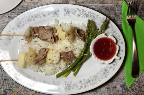 Brochettes de Boeuf sur un Lit de Riz