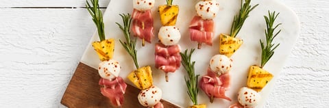 Brochettes de Fromage Bocconcini Ananas Prosciutto et Romarin