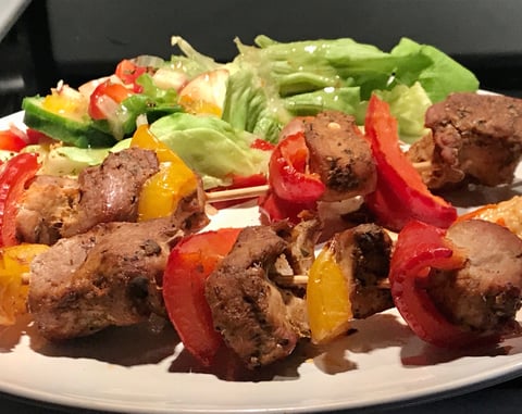 Brochettes de Porc et Salade
