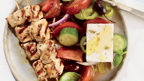 Brochettes de Porc Souvlaki et Salade Grecque