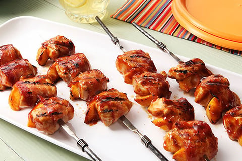 Brochettes de Poulet et de Pêches au Bacon