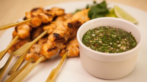 BROCHETTES DE POULET SALSA VERDE ET HARICOTS NOIRS FRIJOLES