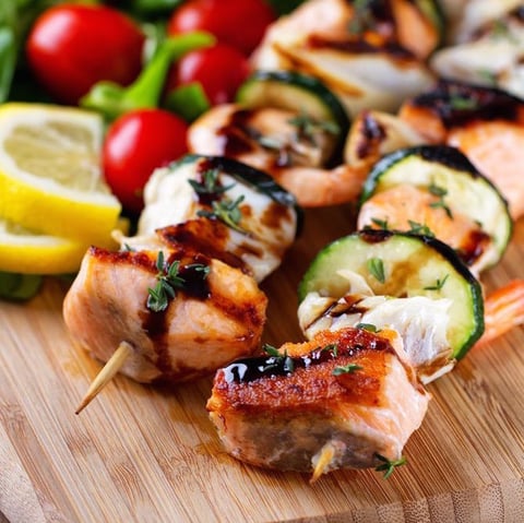 Brochettes de Saint-Jacques et Crevettes au Bacon