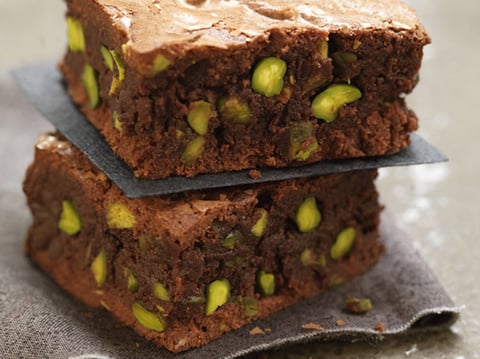 Brownie aux Pistaches Grillées, Sauce au Chocolat et Noix de Pécan Caramélisées