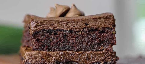Brownies aux Zucchinis Moelleux, Pépites de Chocolat et Glaçage au Fudge