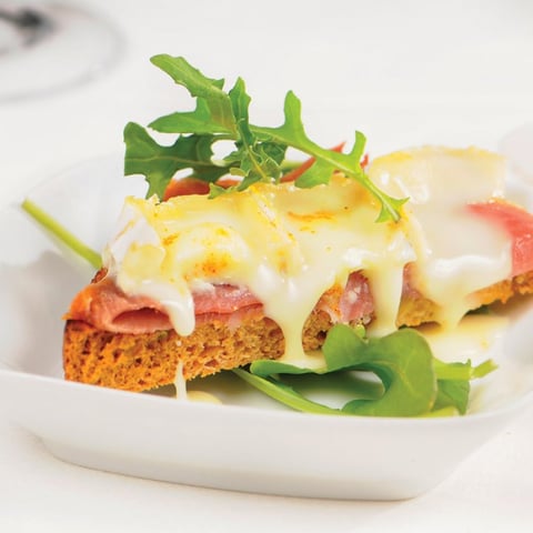 BRUSCHETTA DE PROSCIUTTO ET PÉRIBONKA SUR PAIN DE MIEL À LA CONFITURE DE CÉLERI