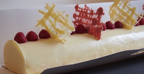BÛCHE CHOCOLAT BLANC coeur FRAMBOISES