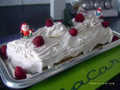 Bûche de Noël Chantilly et Framboises