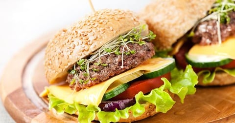Burger au Cheddar et Crudités