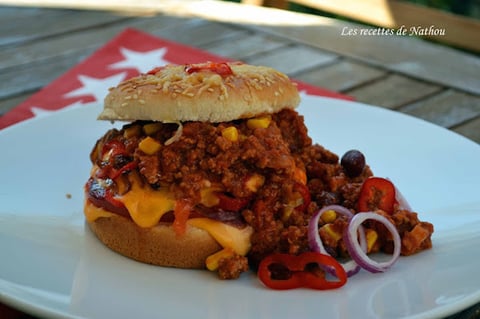 Burger au Chili Con Carne, Tomates, Cheddar, Piment Doux et Oignons Rouges